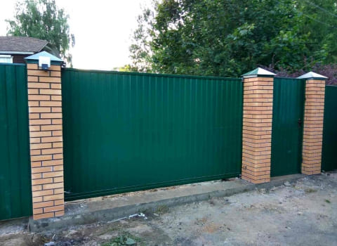 Забор с кирпичными столбами от компании МосЗаборы